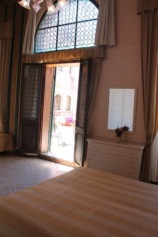 Palazzo Lion Morosini - Check In Presso Locanda Ai Santi Apostoli Venecia Exterior foto